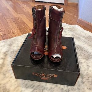 Freebird Zombie Wine NIB (new in box) size 8